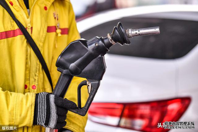 今日油价调整信息：国际原油大涨，加油站最新汽油价格会上调吗？