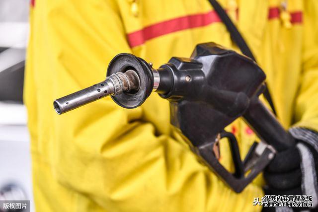 今日油价调整信息：国际原油大涨，加油站最新汽油价格会上调吗？