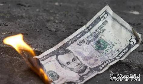 美国“放水”万亿，开始“疯狂印钞”还债，中国央行这样“应对”