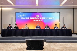 华润啤酒携旗下品牌雪花啤酒与摘要酒亮相2025春糖发布会，首席合作伙伴备受瞩目